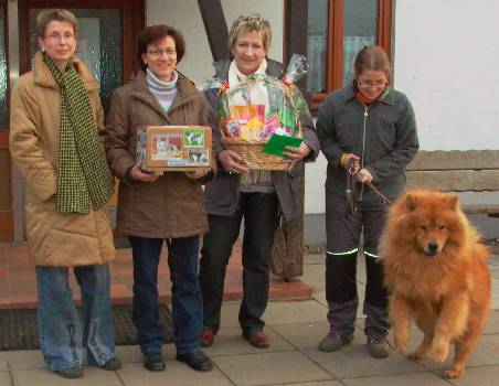 Spendenübergabe vor dem Tierheim